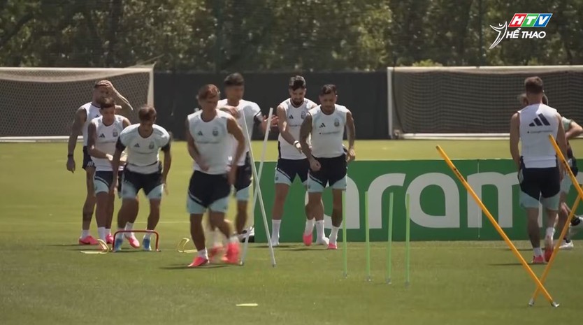 Messi và đội tuyển Argentina trở lại sân tập - Ảnh 3.