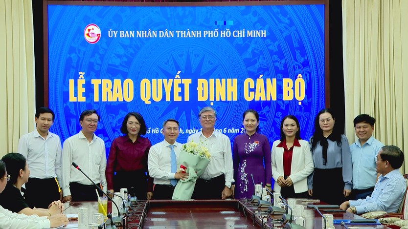 Chủ tịch UBND TP. Hồ Chí Minh trao quyết định điều động, bổ nhiệm cán bộ và cho thôi việc theo nguyện vọng - Ảnh 2.
