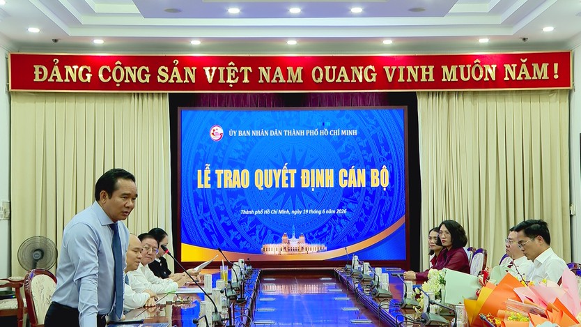 Chủ tịch UBND TP. Hồ Chí Minh trao quyết định điều động, bổ nhiệm cán bộ và cho thôi việc theo nguyện vọng - Ảnh 4.