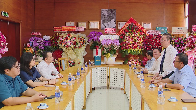 Lãnh đạo TP. Hồ Chí Minh thăm, chúc mừng các cơ quan báo chí Trung ương nhân Ngày Báo chí cách mạng Việt Nam - Ảnh 4.