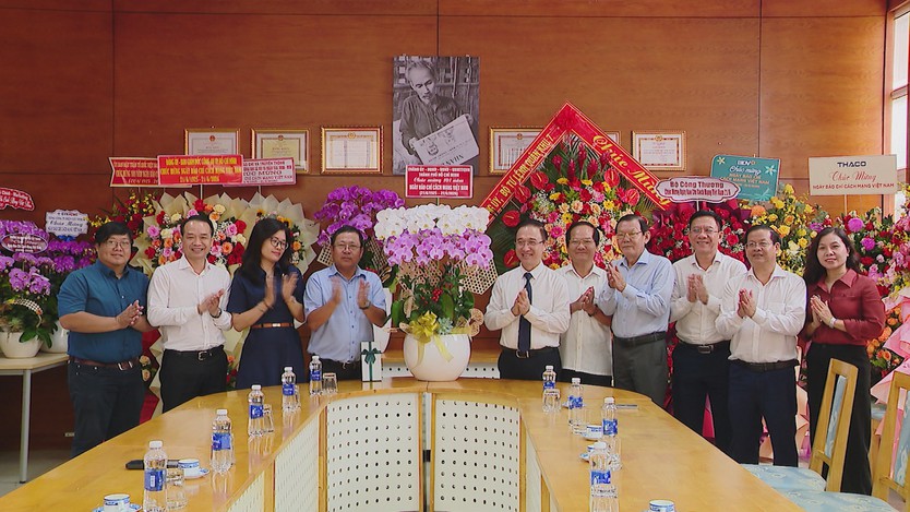 Lãnh đạo TP. Hồ Chí Minh thăm, chúc mừng các cơ quan báo chí Trung ương nhân Ngày Báo chí cách mạng Việt Nam - Ảnh 5.