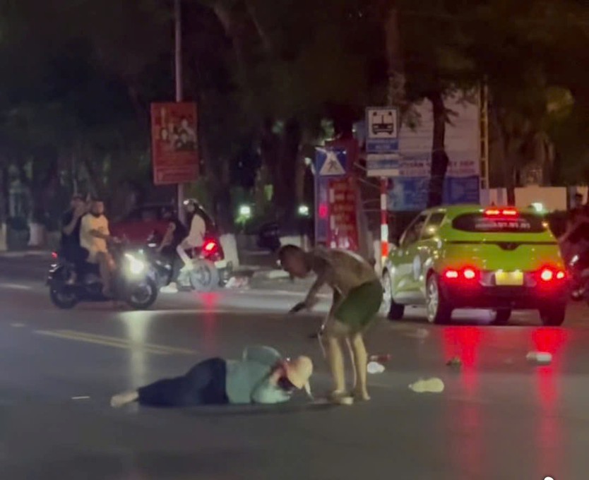 Khống chế đối tượng cầm 2 dao bầu chém người trong đêm ở Hải Phòng - Ảnh 1.