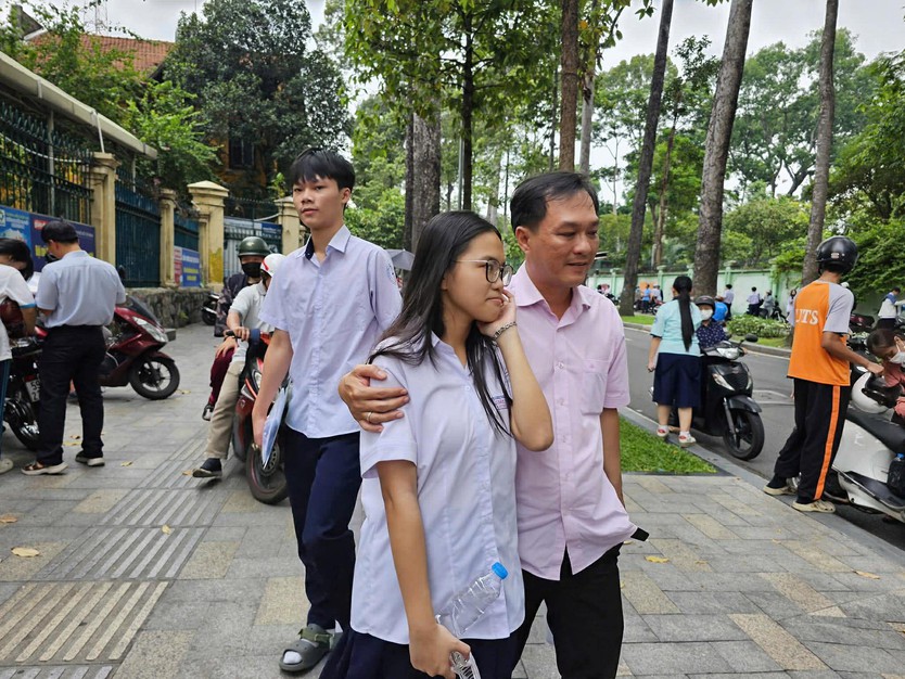 Đề thi Toán lớp 10 TP. Hồ Chí Minh: Vừa sức, nhiều thí sinh nhẹ nhõm sau 120 phút làm bài - Ảnh 7.