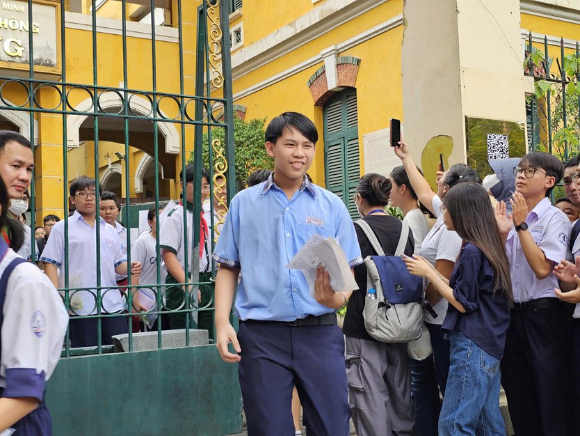 Đề thi Toán lớp 10 TP. Hồ Chí Minh: Vừa sức, nhiều thí sinh nhẹ nhõm sau 120 phút làm bài - Ảnh 3.