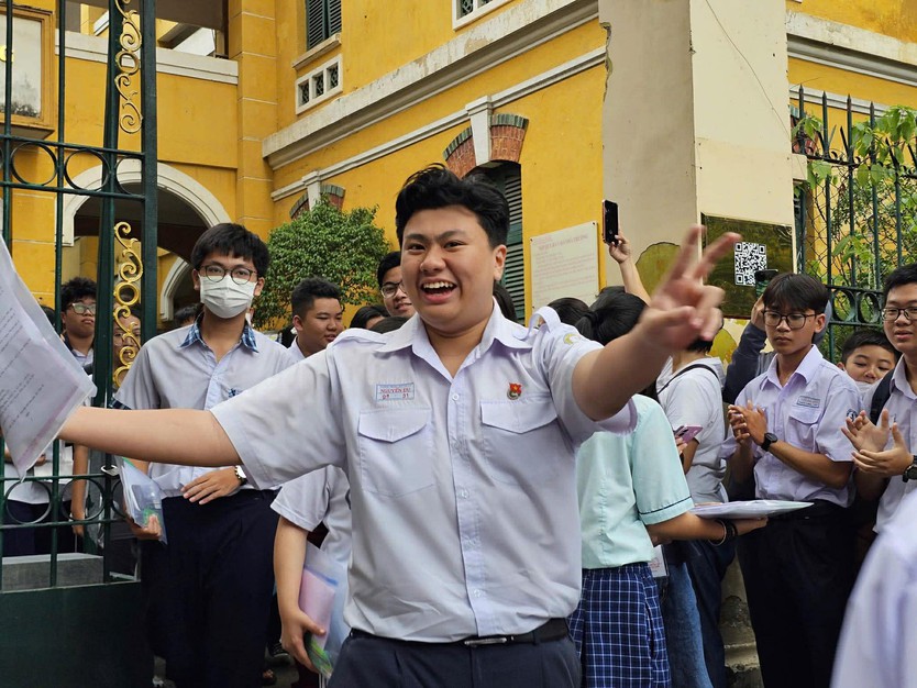Đề thi Toán lớp 10 TP. Hồ Chí Minh: Vừa sức, nhiều thí sinh nhẹ nhõm sau 120 phút làm bài - Ảnh 1.