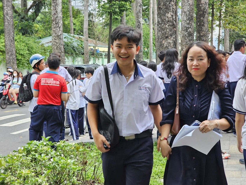 Đề thi Toán lớp 10 TP. Hồ Chí Minh: Vừa sức, nhiều thí sinh nhẹ nhõm sau 120 phút làm bài - Ảnh 2.