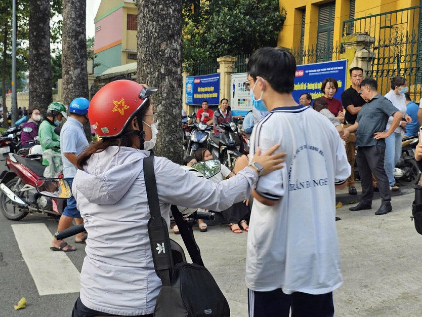 Đề thi Toán lớp 10 TP. Hồ Chí Minh: Vừa sức, nhiều thí sinh nhẹ nhõm sau 120 phút làm bài - Ảnh 6.