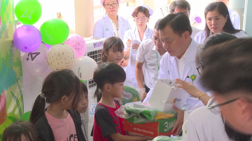 Bệnh viện Đa khoa Chánh Hưng trao yêu thương, tiếp sức bệnh nhi nhân Ngày Quốc tế Thiếu nhi - Ảnh 4.
