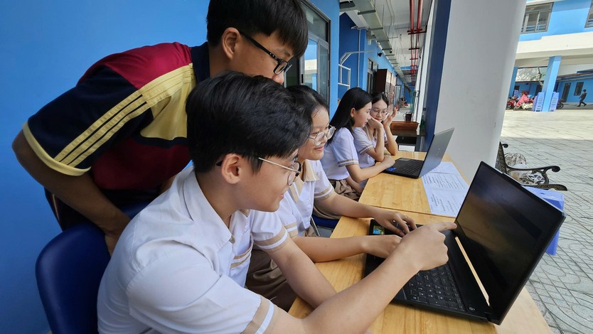 Điểm thi lớp 10 TP.HCM cao hơn năm trước, thí sinh thấp thỏm chờ điểm chuẩn - Ảnh 1.