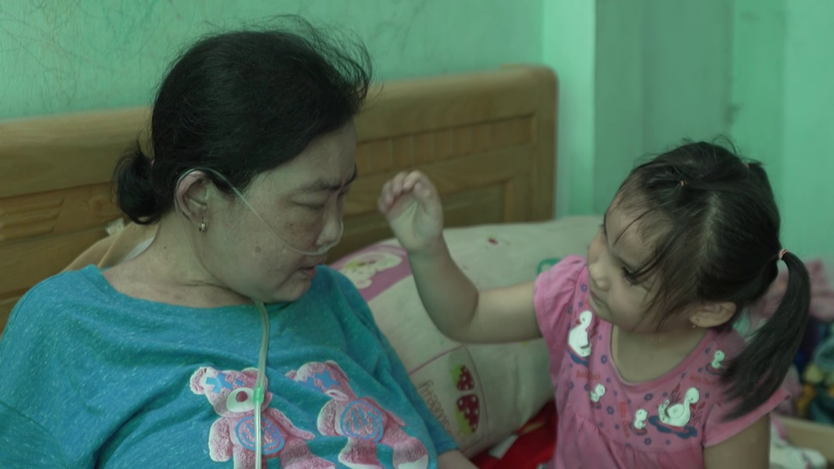Mái ấm gia đình Việt: Cô bé bán vé số nuôi mẹ bệnh và em nhỏ- Ảnh 2.
