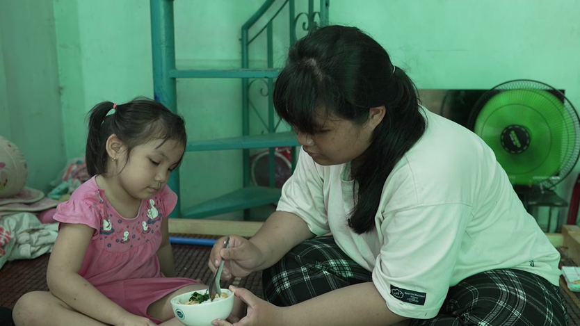 Mái ấm gia đình Việt: Cô bé bán vé số nuôi mẹ bệnh và em nhỏ- Ảnh 8.