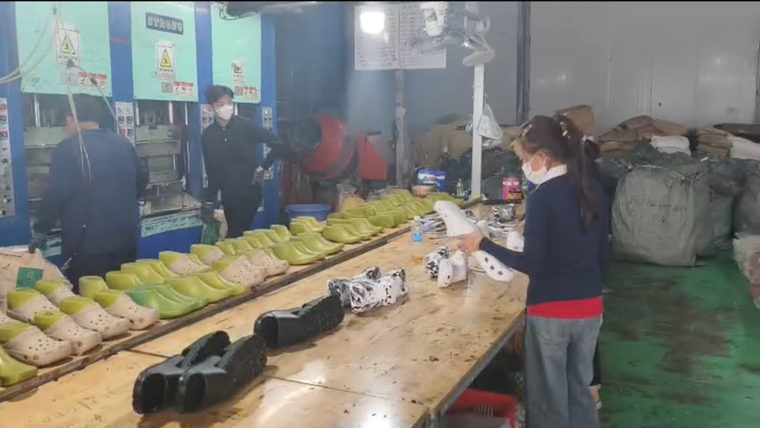 Bắt giám đốc công ty ở Dĩ An sản xuất dép Crocs giả, thu lợi hàng chục tỉ đồng - Ảnh 2.