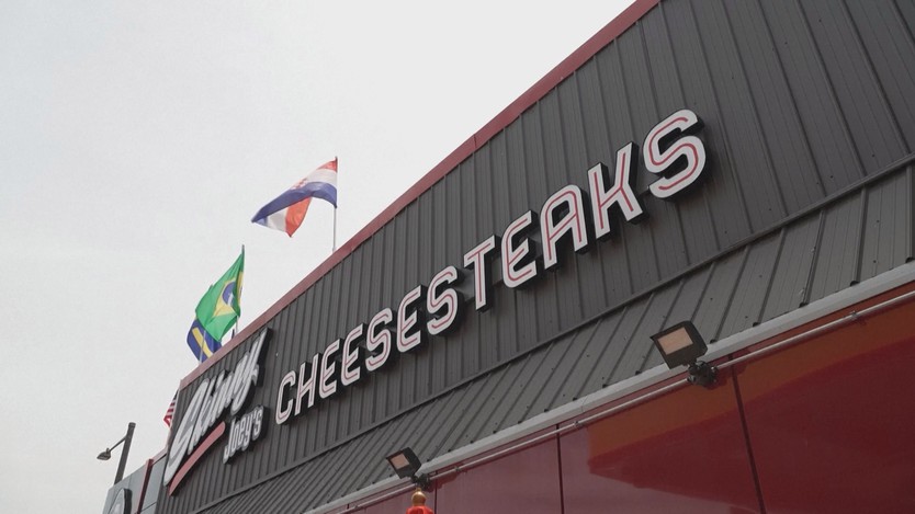Món "Cheesesteak" thu hút khán giả xem World Cup ở Philadelphia - Ảnh 1.