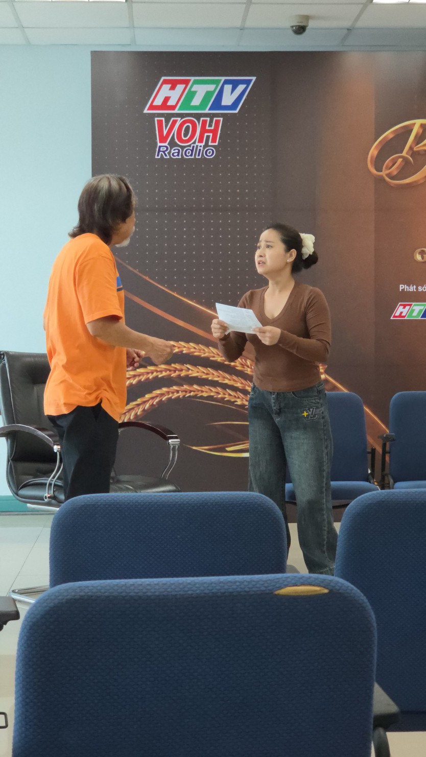 Ngân mãi chuông vàng tháng 6: Dưới hai màu áo - Ảnh 1.