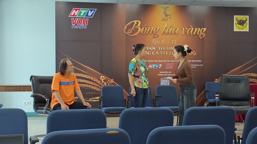 Ngân mãi chuông vàng tháng 6: Dưới hai màu áo - Ảnh 3.