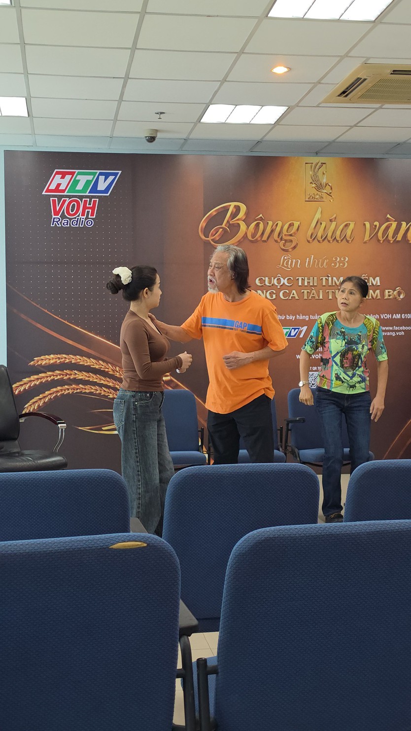 Ngân mãi chuông vàng tháng 6: Dưới hai màu áo - Ảnh 5.