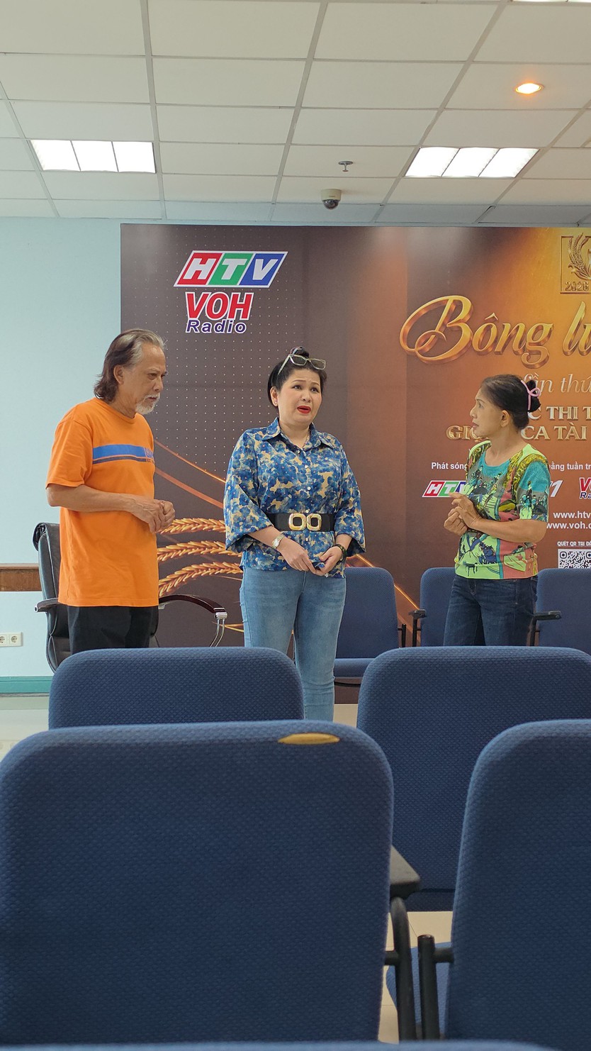 Ngân mãi chuông vàng tháng 6: Dưới hai màu áo - Ảnh 2.