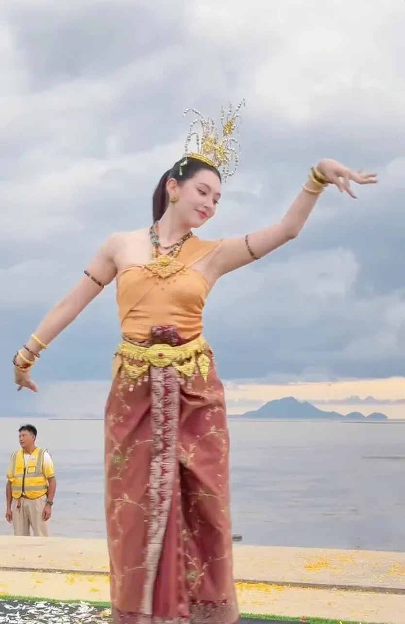 Bella Ranee tham gia nghi lễ tôn vinh thần rắn Naga - Ảnh 3.