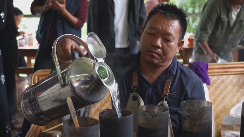 Cà phê rang bằng đèn khò gây sốt ở Trung Quốc - Ảnh 2.