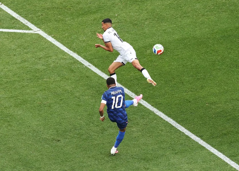 Mbappé lập cú đúp trong trận thứ 100, đưa Pháp vào vòng 1/16 - Ảnh 8.