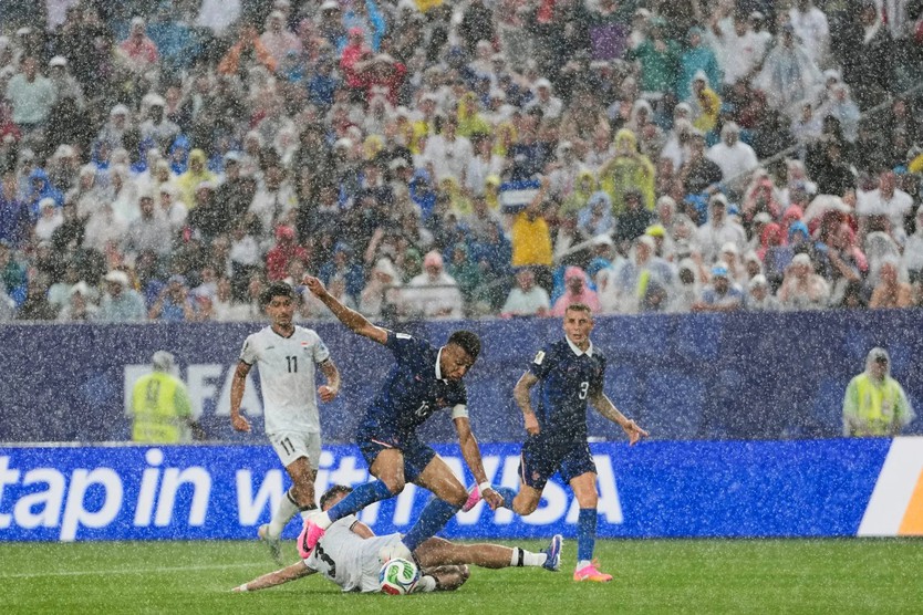 Mbappé lập cú đúp trong trận thứ 100, đưa Pháp vào vòng 1/16 - Ảnh 6.