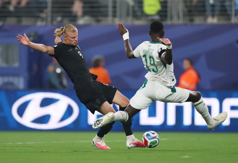 Haaland áp sát Messi và Mbappé, Na Uy chính thức đi tiếp - Ảnh 2.