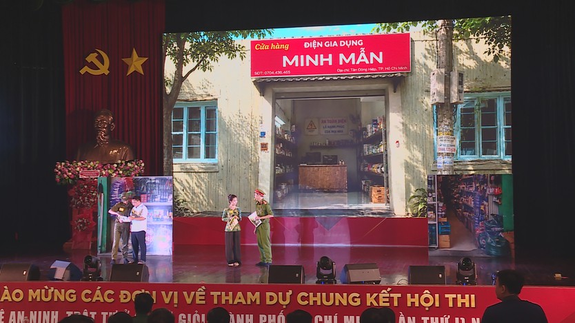 Sân khấu hóa quy trình xử lí tình huống thực tế tại Hội thi Lực lượng tham gia bảo vệ an ninh, trật tự ở cơ sở giỏi TP. Hồ Chí Minh - Ảnh 4.