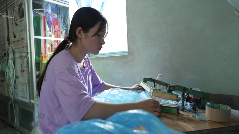 Mái ấm gia đình Việt: Cha qua đời, chị gái gác giấc mơ đại học, nuôi em đến trường - Ảnh 1.