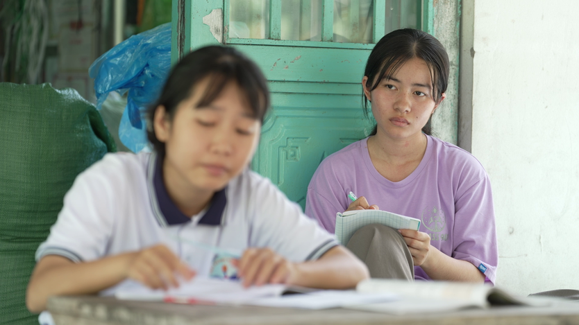 Mái ấm gia đình Việt: Cha qua đời, chị gái gác giấc mơ đại học, nuôi em đến trường - Ảnh 5.