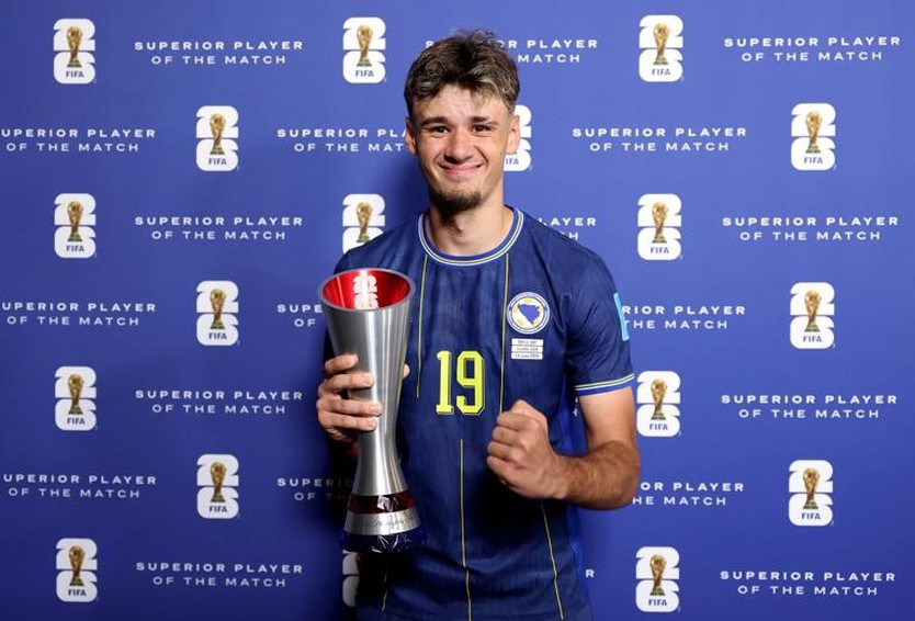 Thần đồng 18 tuổi - Alajbegovic vượt mặt Messi giúp Bosnia và Herzegovina giành vé đi tiếp- Ảnh 2.