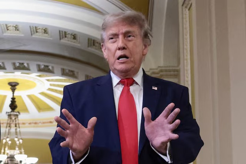 Ông Trump tuyên bố Iran không thu phí tàu bè qua eo biển Hormuz - Ảnh 1.