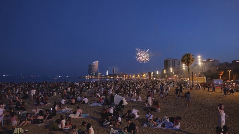 Sôi động Lễ hội San Juan tại Barcelona, Tây Ban Nha - Ảnh 1.