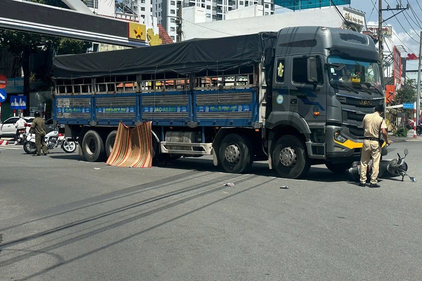 TP. Hồ Chí Minh: Va chạm xe tải khi đi mua giày, bé gái 12 tuổi tử vong - Ảnh 2.