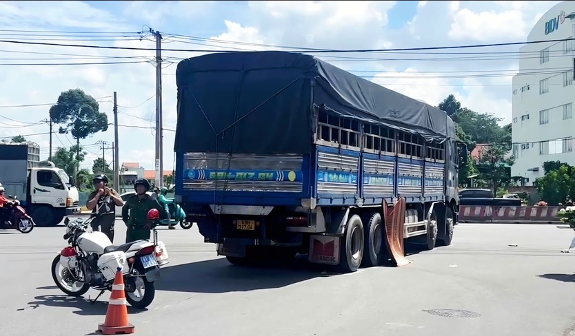TP. Hồ Chí Minh: Va chạm xe tải khi đi mua giày, bé gái 12 tuổi tử vong - Ảnh 1.