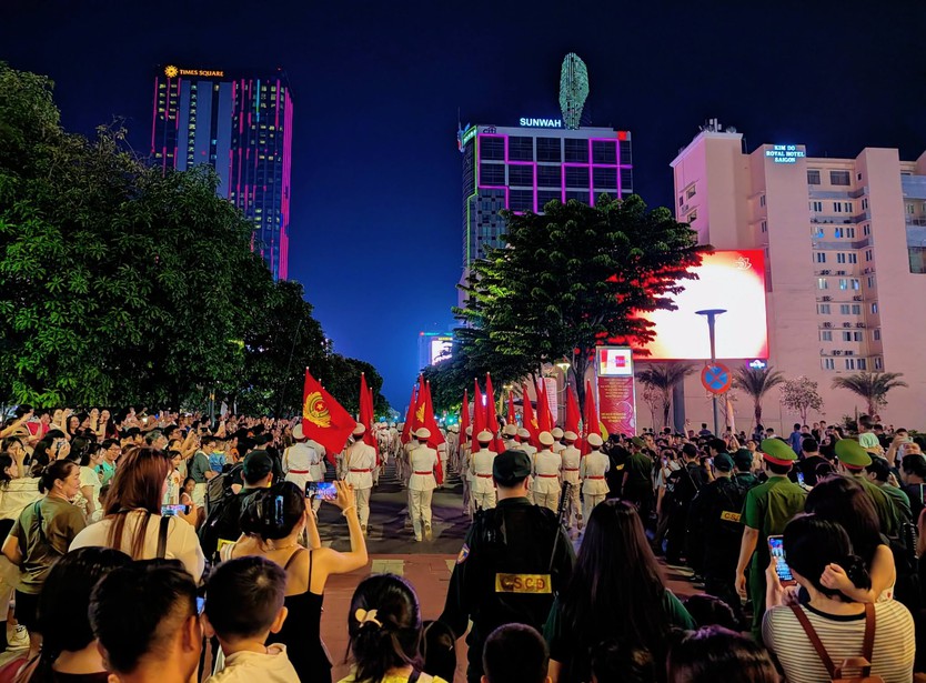 Đêm nhạc kèn đặc biệt thu hút đông đảo người dân và du khách tại trung tâm TP. Hồ Chí Minh - Ảnh 6.