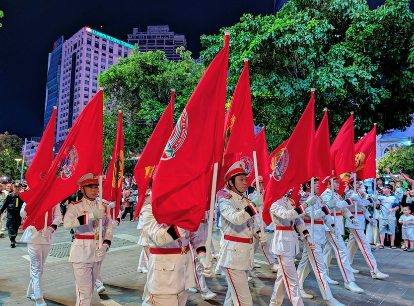 Đêm nhạc kèn đặc biệt thu hút đông đảo người dân và du khách tại trung tâm TP. Hồ Chí Minh - Ảnh 2.