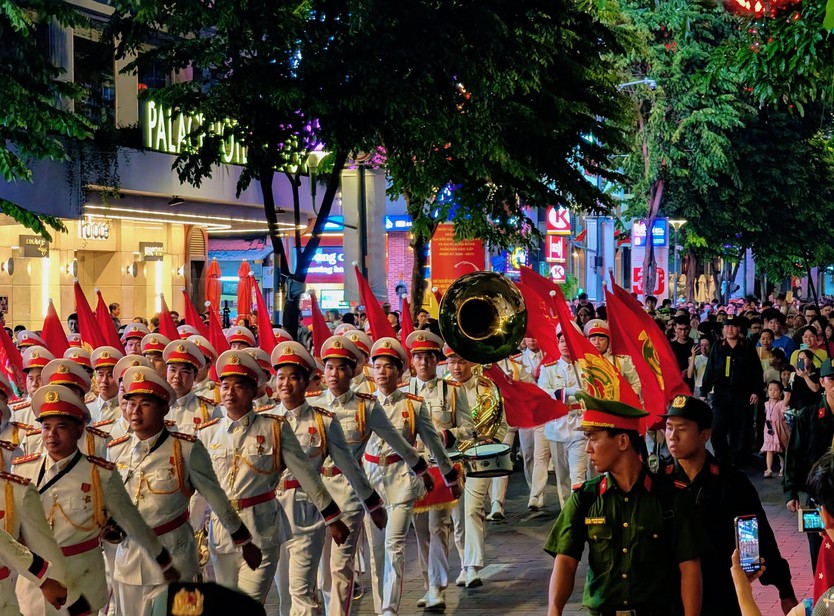 Đêm nhạc kèn đặc biệt thu hút đông đảo người dân và du khách tại trung tâm TP. Hồ Chí Minh - Ảnh 1.