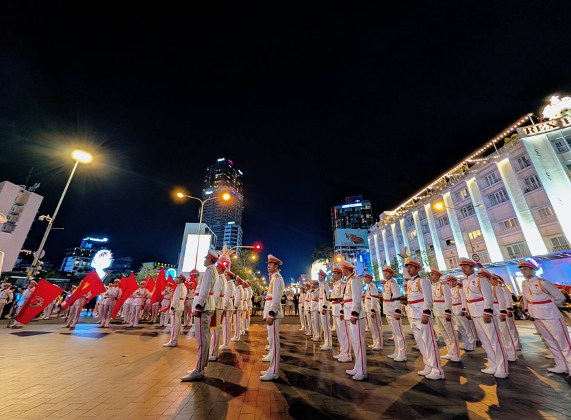 Đêm nhạc kèn đặc biệt thu hút đông đảo người dân và du khách tại trung tâm TP. Hồ Chí Minh - Ảnh 3.