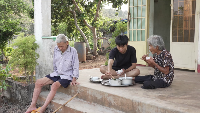 Mái ấm gia đình Việt: Cậu bé ôm giấc mơ chữa bệnh cho cha, báo hiếu ông bà và cô ruột - Ảnh 10.