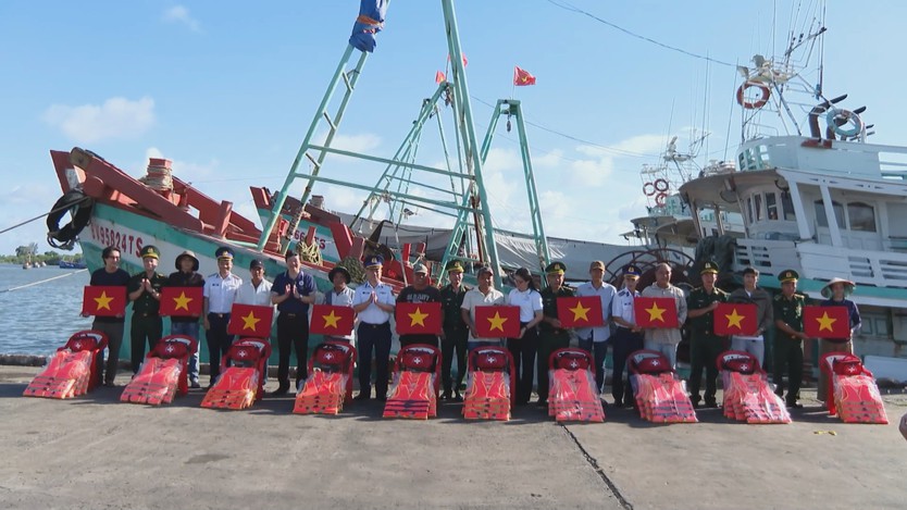 Bộ Tư lệnh Vùng Cảnh sát biển 3 đồng hành, hỗ trợ ngư dân Phước Thắng- Ảnh 1.