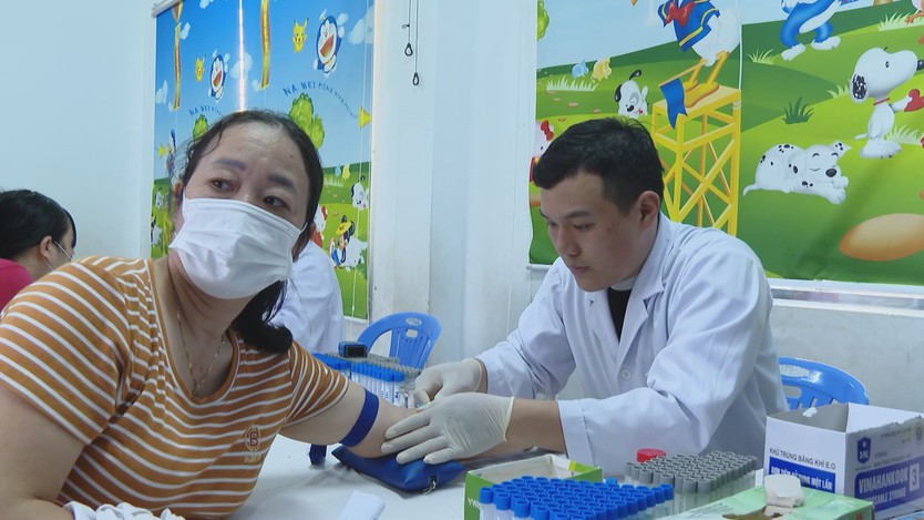 Bộ Tư lệnh Vùng Cảnh sát biển 3 đồng hành, hỗ trợ ngư dân Phước Thắng- Ảnh 4.