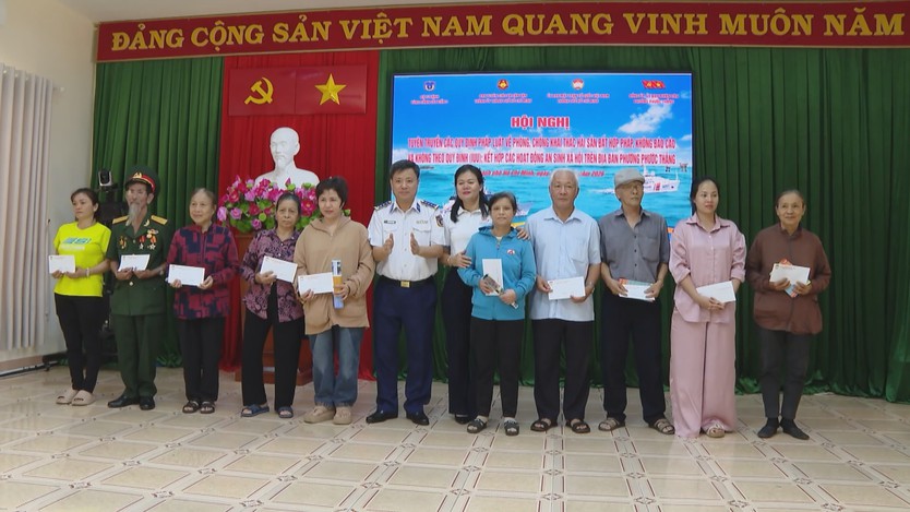 Bộ Tư lệnh Vùng Cảnh sát biển 3 đồng hành, hỗ trợ ngư dân Phước Thắng- Ảnh 5.