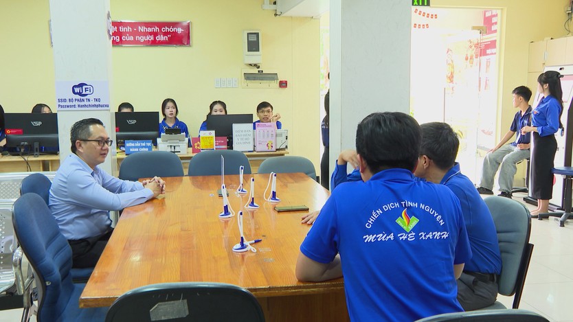 “Mùa hè số” hỗ trợ người dân làm thủ tục trực tuyến - Ảnh 2.