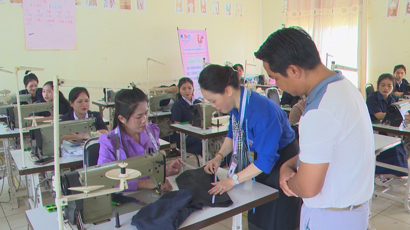 Lớp học nghề kết nối thanh niên Việt Nam - Lào - Ảnh 4.