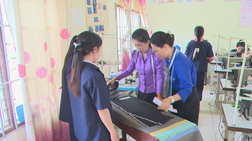 Lớp học nghề kết nối thanh niên Việt Nam - Lào - Ảnh 2.