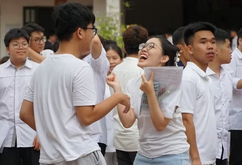 Dự báo PHỔ ĐIỂM THI TỐT NGHIỆP THPT, ĐIỂM CHUẨN TUYỂN SINH ĐẠI HỌC 2026- Ảnh 2.