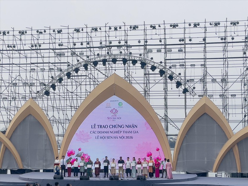 Lễ hội Sen Hà Nội 2026 thu hút khoảng 300.000 lượt khách tham quan, trải nghiệm- Ảnh 1.