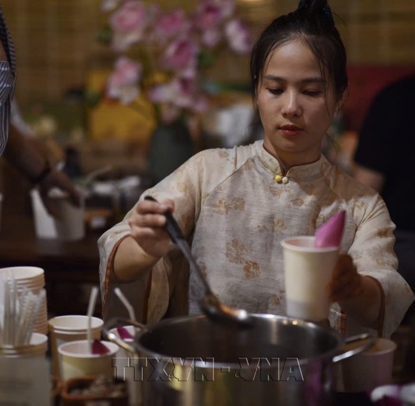 Lễ hội Sen Hà Nội 2026 thu hút khoảng 300.000 lượt khách tham quan, trải nghiệm- Ảnh 2.