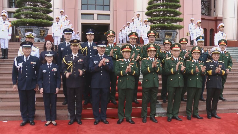 Đại tướng Nguyễn Tân Cương hội đàm với Tham mưu trưởng Liên quân Lực Lượng Phòng vệ Nhật Bản - Ảnh 3.