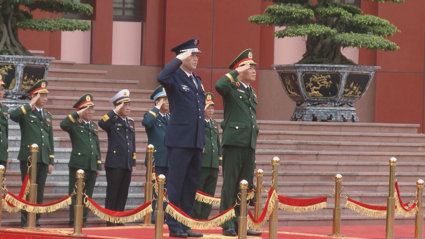 Đại tướng Nguyễn Tân Cương hội đàm với Tham mưu trưởng Liên quân Lực Lượng Phòng vệ Nhật Bản - Ảnh 1.